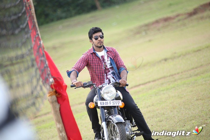 Nanu matu varalakshmi film photos. Hero prithvi, heroine malavika mohanan.