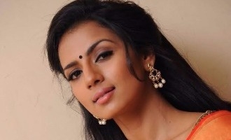 Shruti Hariharan in Ladies Tailor