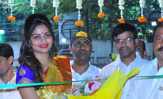 Rachita Ram at Saree show room, Kachipuram silks branch