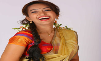 ESTHAR NARONHA IN 'NUGGEKAYI' KANNADA CINEMA