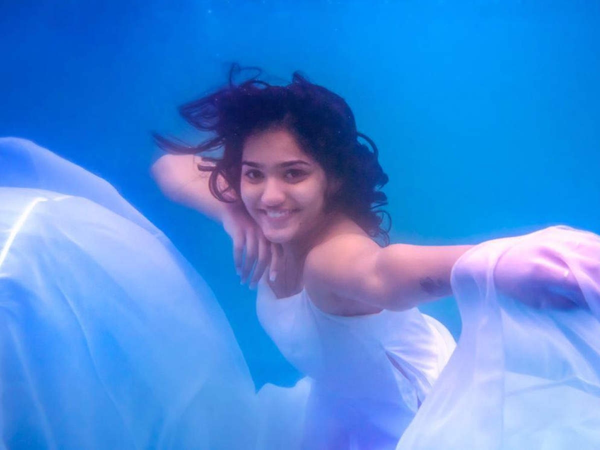 saniya underwater