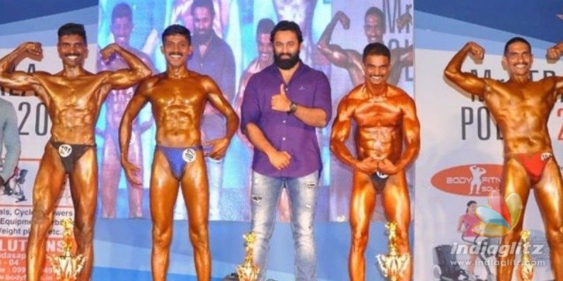 Muscle Aliyan Unni Mukundan awards Mr. Kerala Police