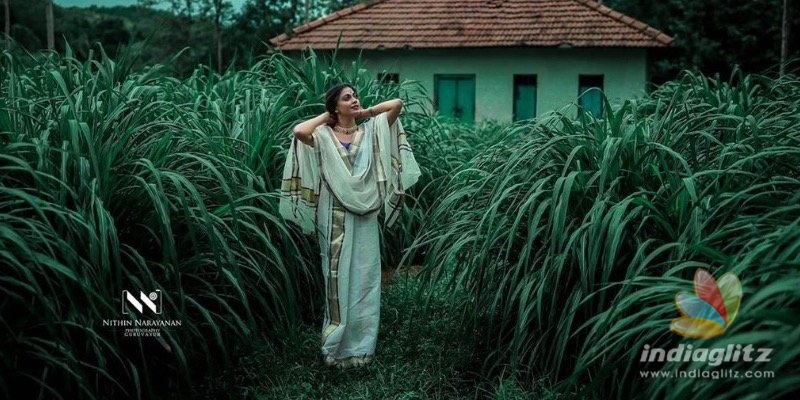 PHOTOSHOOT: Anusrees takes a dip in river wearing Kerala saree! 