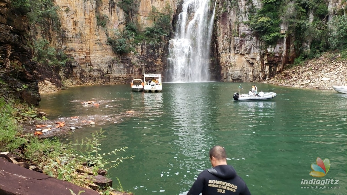 SHOCKING: Huge rock collapses on tourist boats