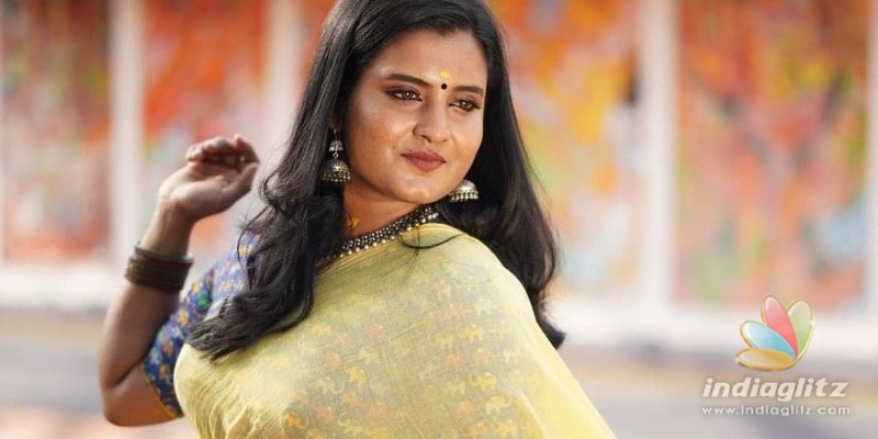 Oru Adaar Love fame Roshna to enter wedlock!