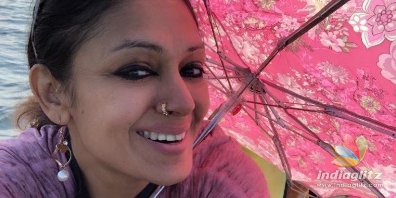 Actress Shobana takes a beach trip with her daughter