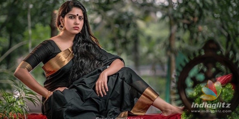 Actress Swasikas latest saree photoshoot goes VIRAL!