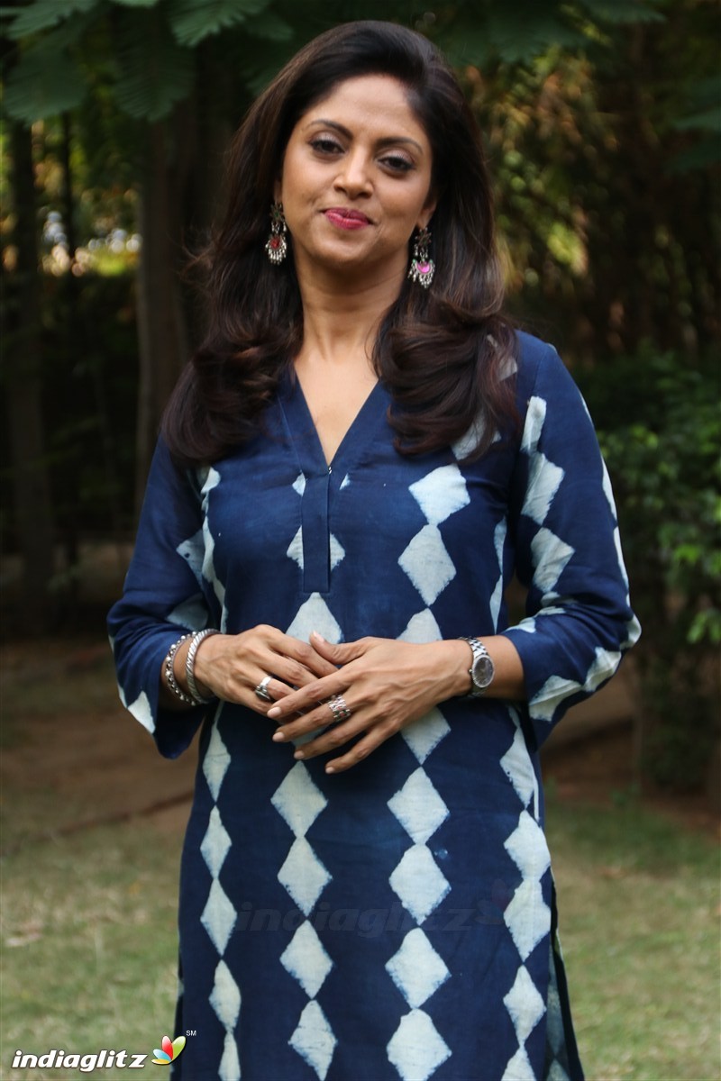 [Image: nadhiya_24102016_20.jpg]