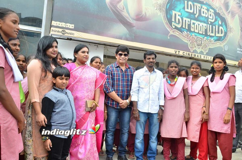 Anandraj Arranges 'Maragadha Naanayam' Special Show for Childrens