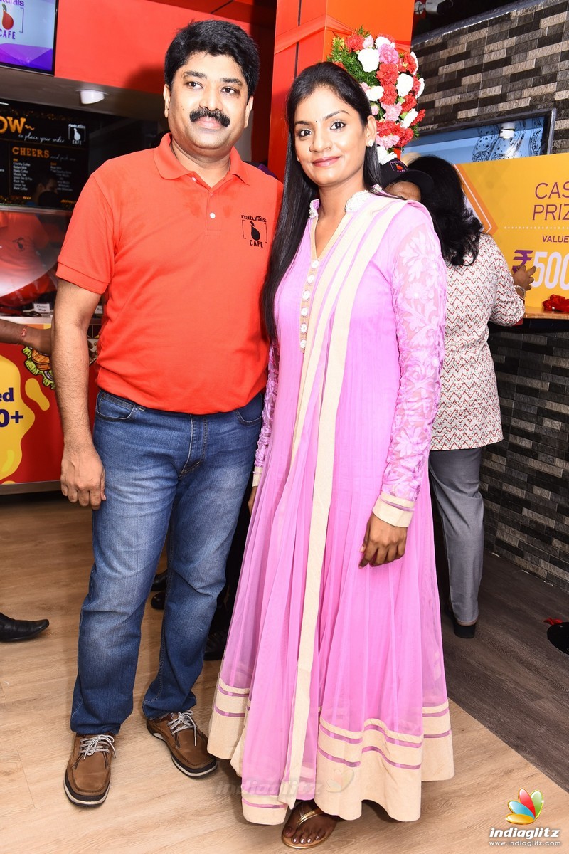 Bigg Boss Contestants Launch Naturals' B Cafe