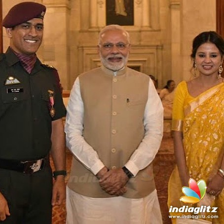 Dhoni Receiving Padma Bhooshan Award