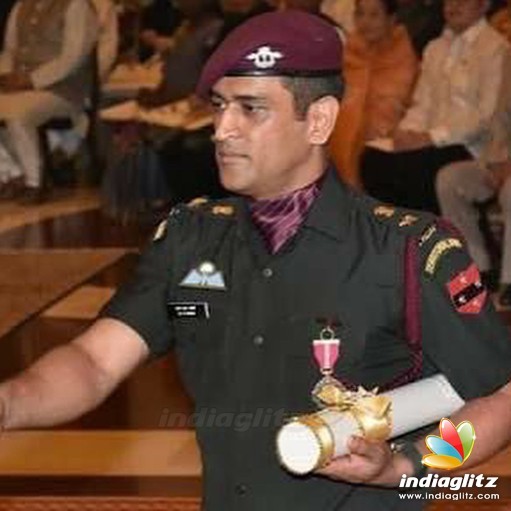 Dhoni Receiving Padma Bhooshan Award