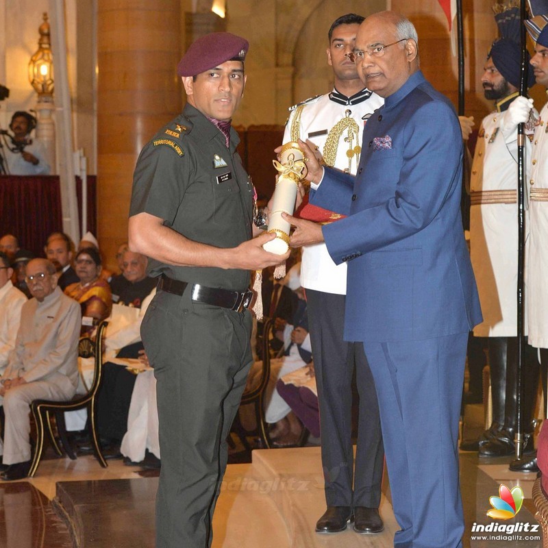 Dhoni Receiving Padma Bhooshan Award