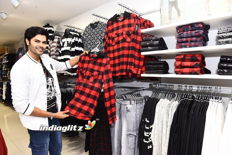 Bigg Boss Ganesh Venkatraman launches MAX Store at Chromepet