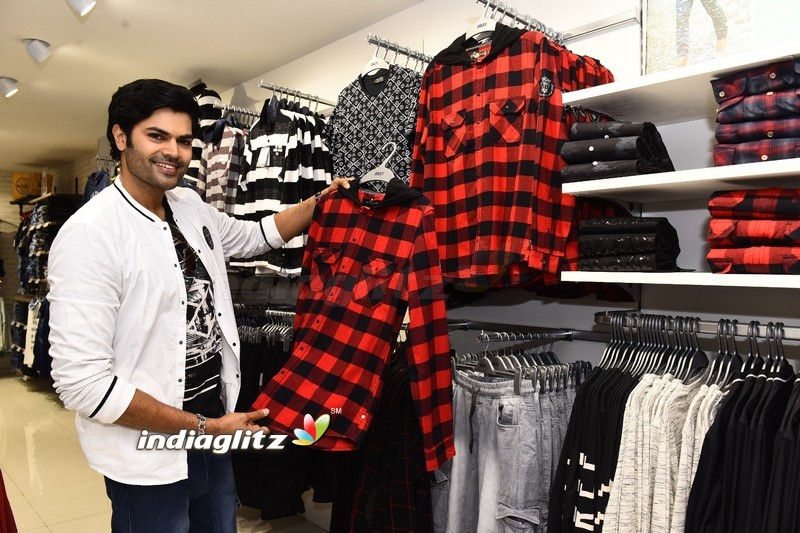 Bigg Boss Ganesh Venkatraman launches MAX Store at Chromepet