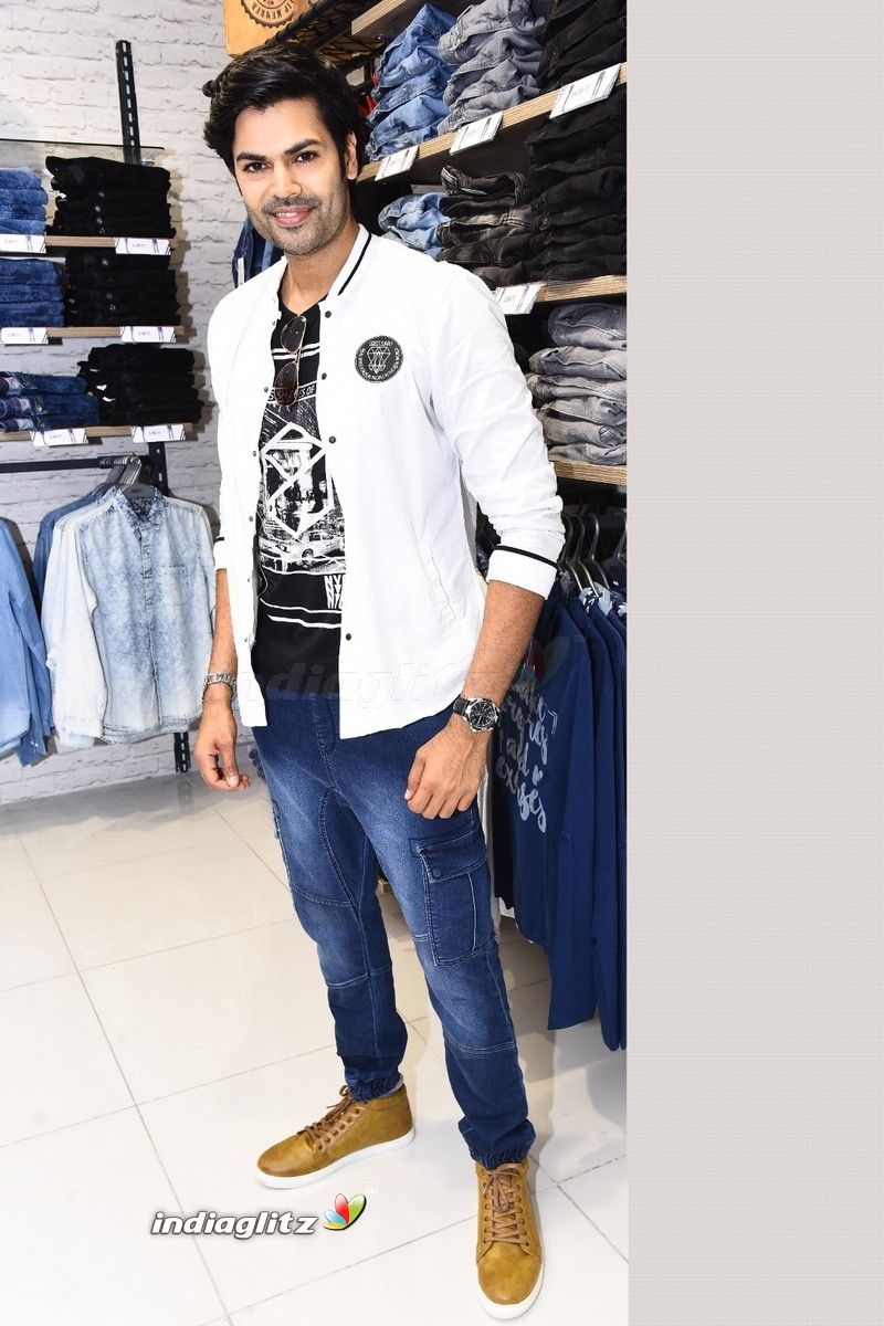 Bigg Boss Ganesh Venkatraman launches MAX Store at Chromepet