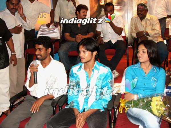 'Kadhalil Vizhunthen' Movie Launch