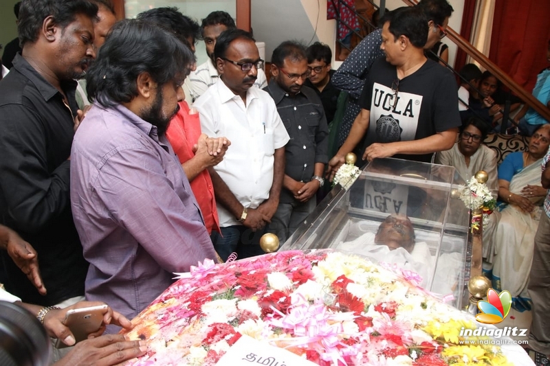 Celebs bid teary farewell to legend Mahendran!