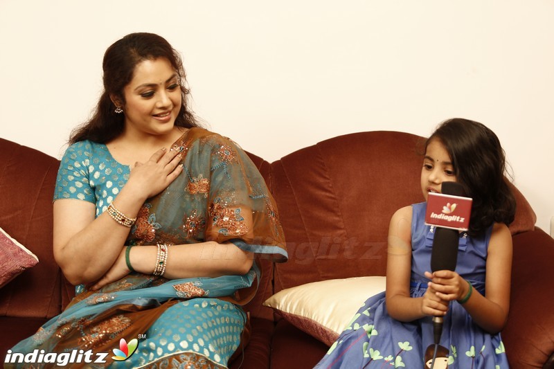 Twinkle Twinkle Nainika Star - Actress Meena's Daughter Interview