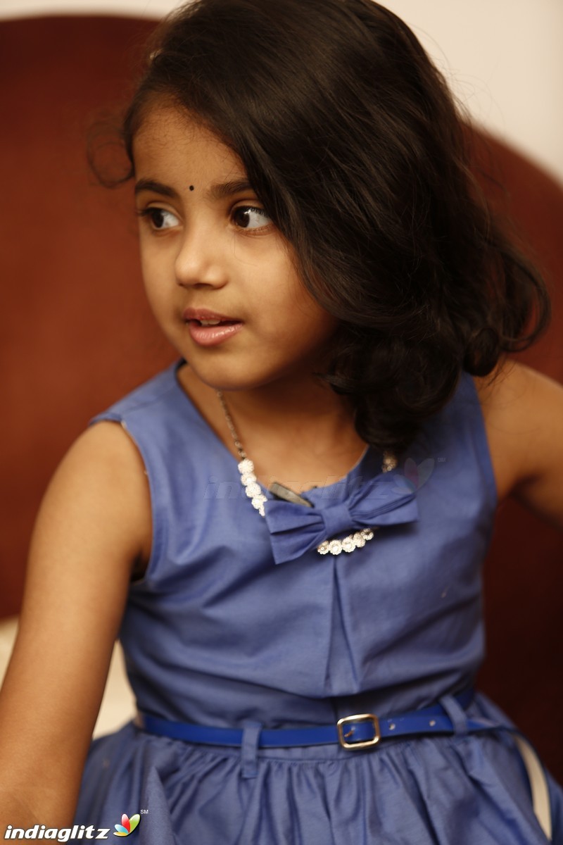 Twinkle Twinkle Nainika Star - Actress Meena's Daughter Interview