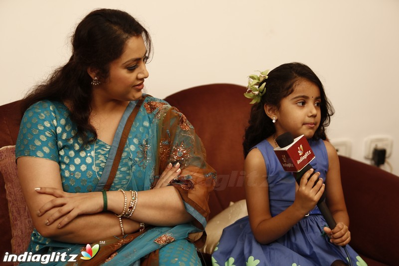 Twinkle Twinkle Nainika Star - Actress Meena's Daughter Interview