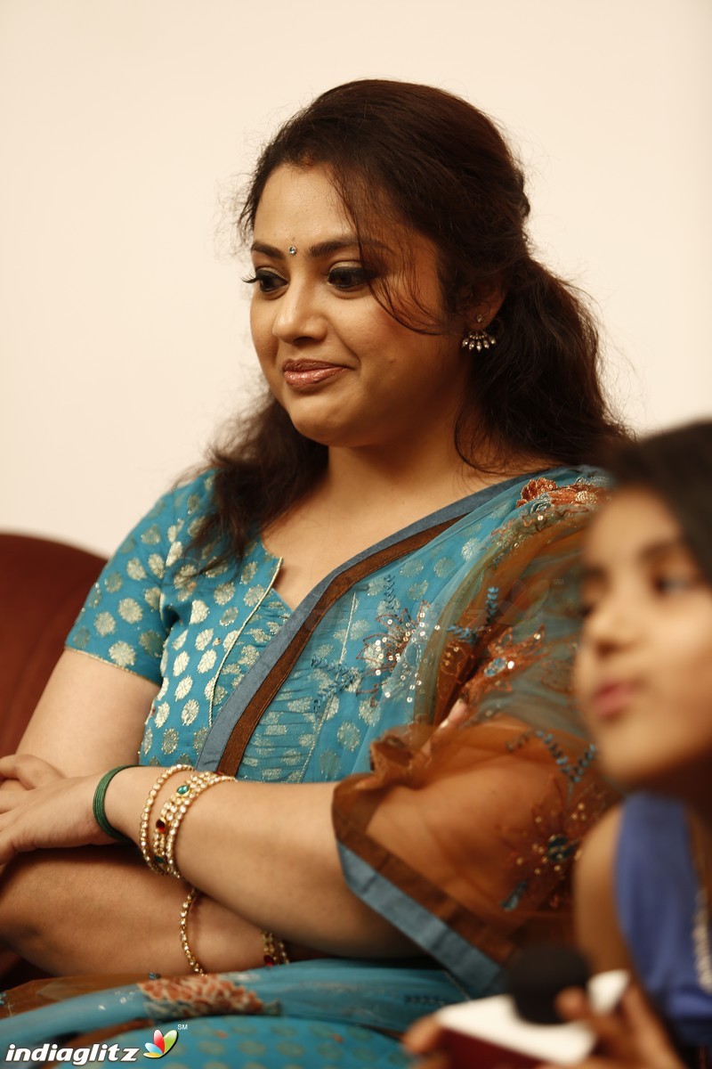 Twinkle Twinkle Nainika Star - Actress Meena's Daughter Interview