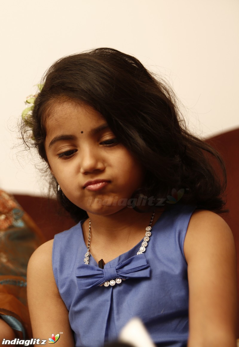 Twinkle Twinkle Nainika Star - Actress Meena's Daughter Interview