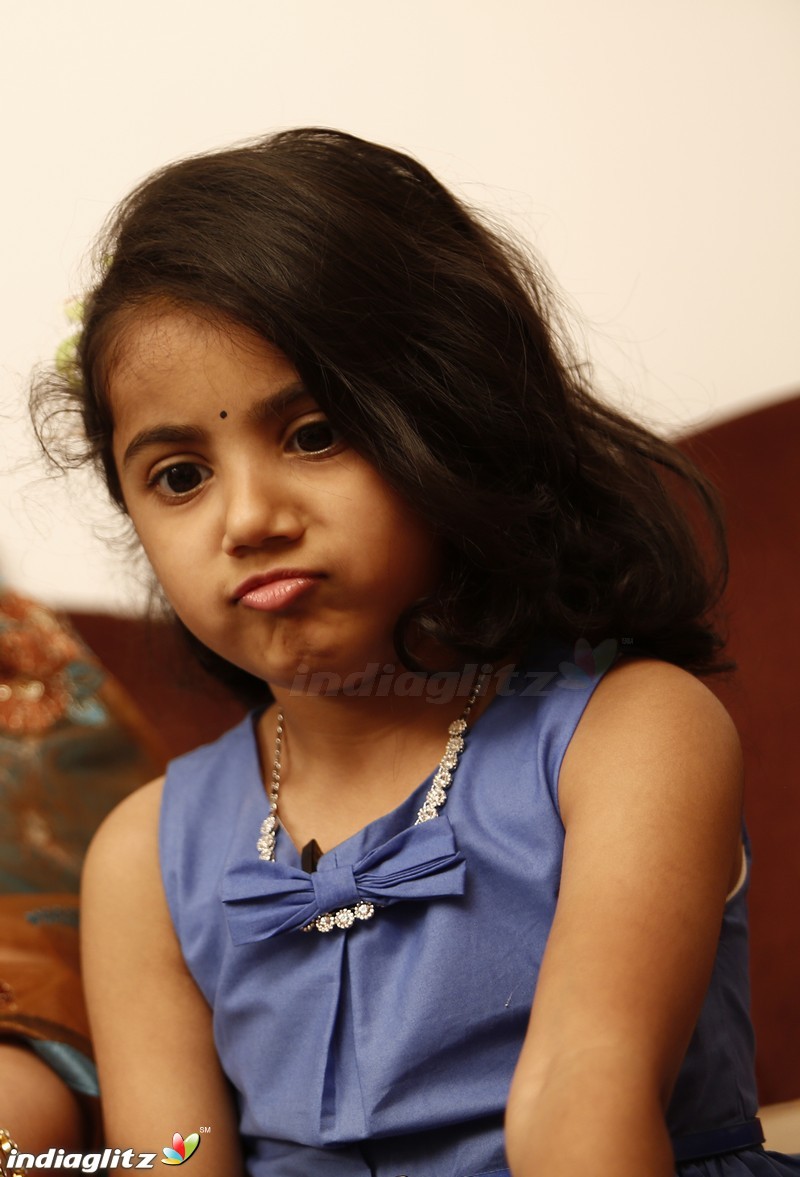 Twinkle Twinkle Nainika Star - Actress Meena's Daughter Interview