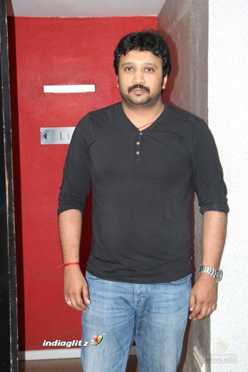 'Nenjil Thunivirundhal' Grand premiere show