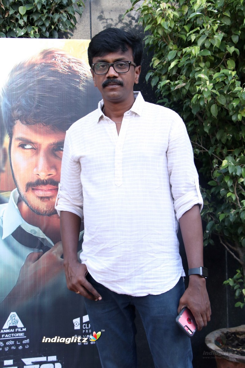 'Nenjil Thunivirundhal' Grand premiere show