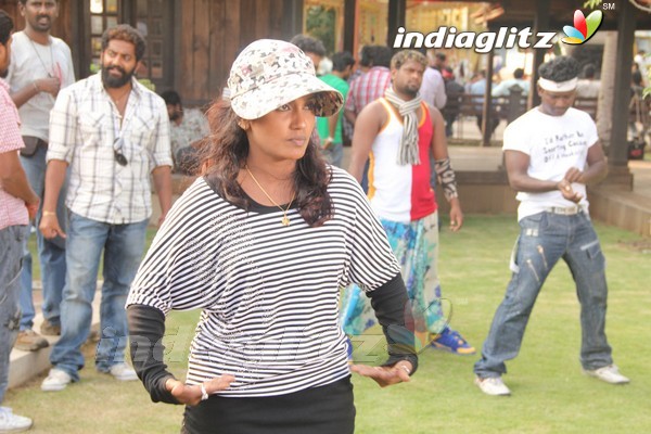 'Puli Vesham' On Location