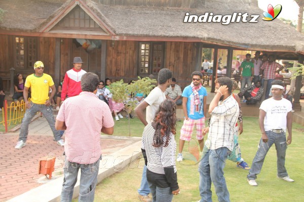 'Puli Vesham' On Location