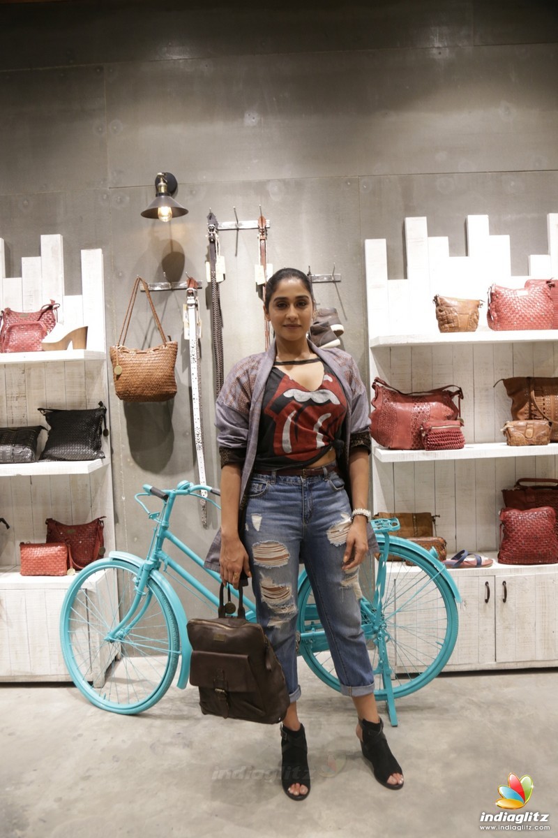 Regina Cassandra Launches 'KOMPANERO' SS' 18 Vintage Leather Accessories