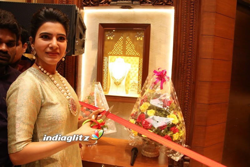 Samantha at Launch of NAC Jewelles Antique Exhibition