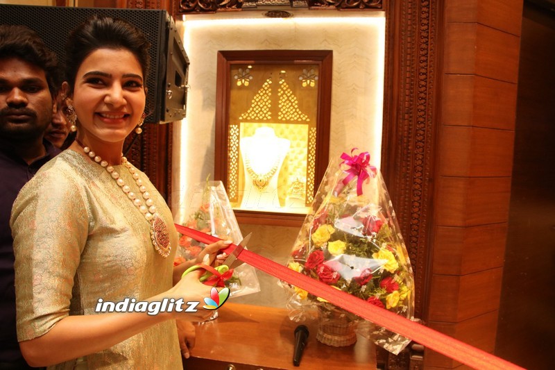 Samantha at Launch of NAC Jewelles Antique Exhibition