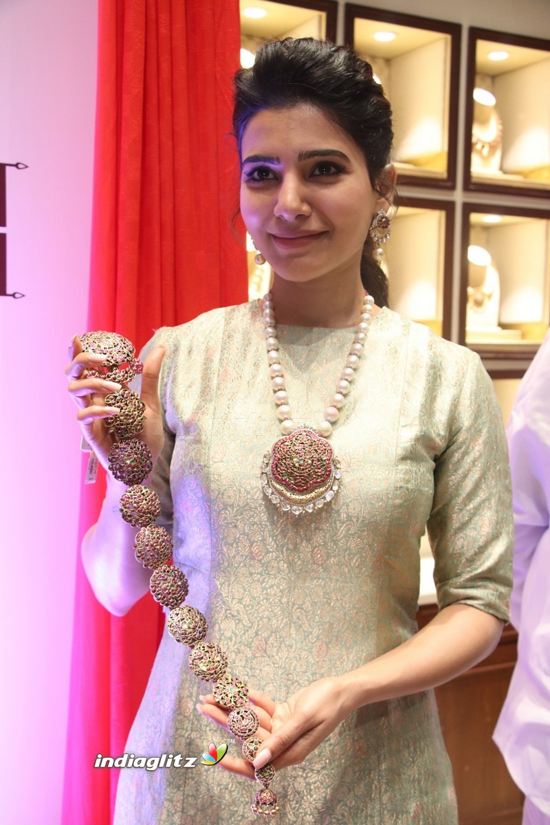 Samantha at Launch of NAC Jewelles Antique Exhibition