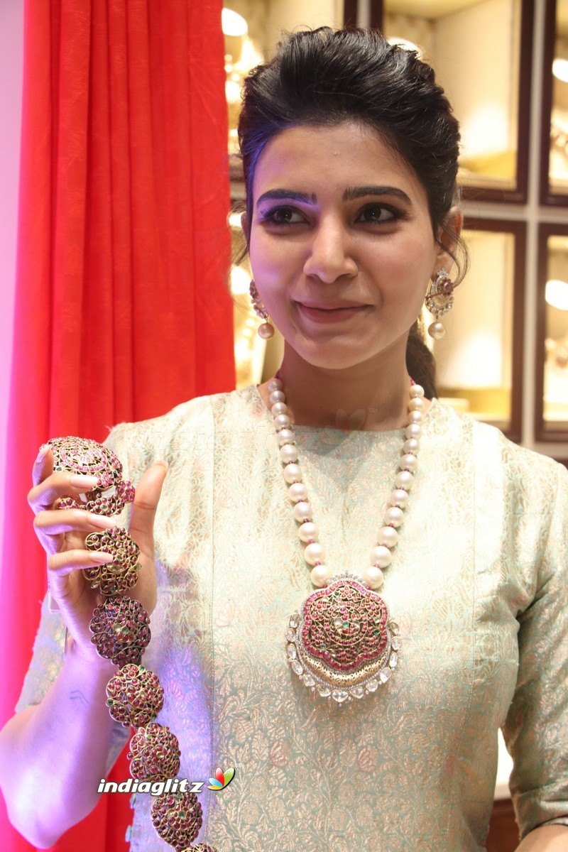 Samantha at Launch of NAC Jewelles Antique Exhibition