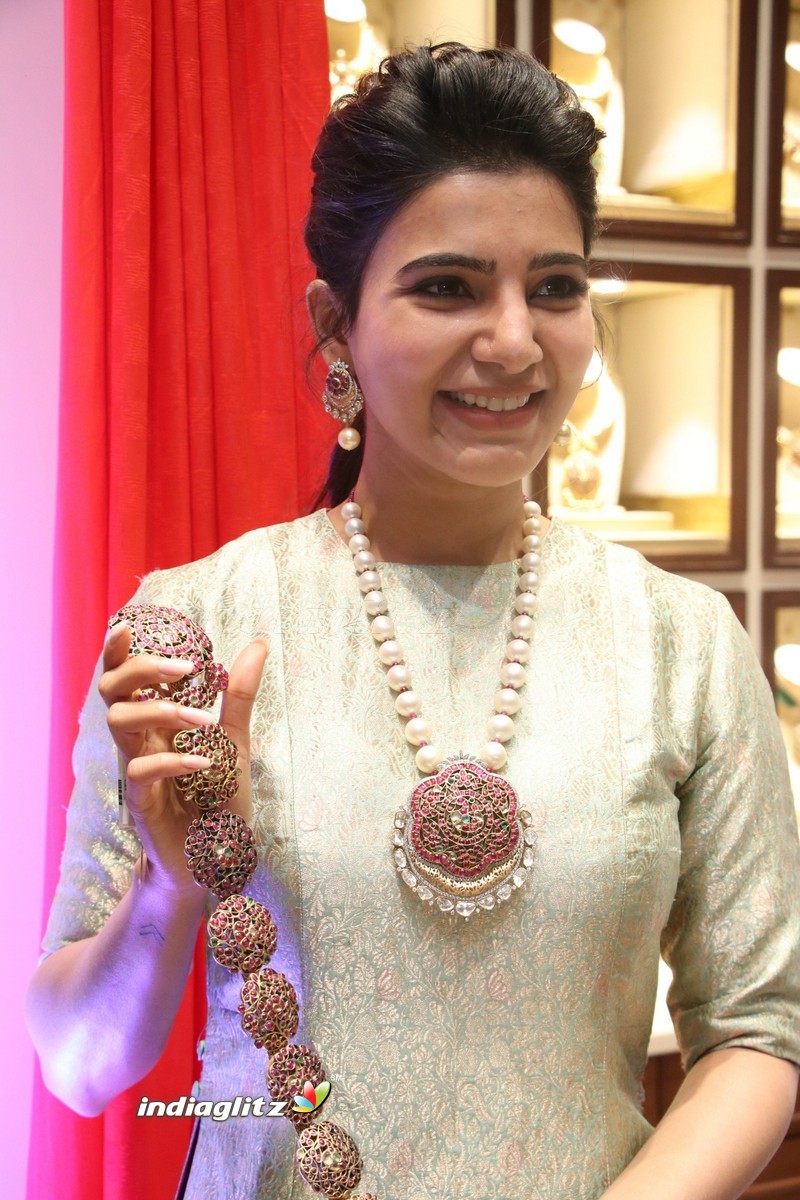 Samantha at Launch of NAC Jewelles Antique Exhibition