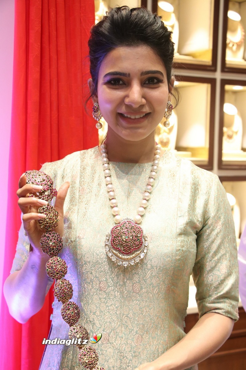 Samantha at Launch of NAC Jewelles Antique Exhibition