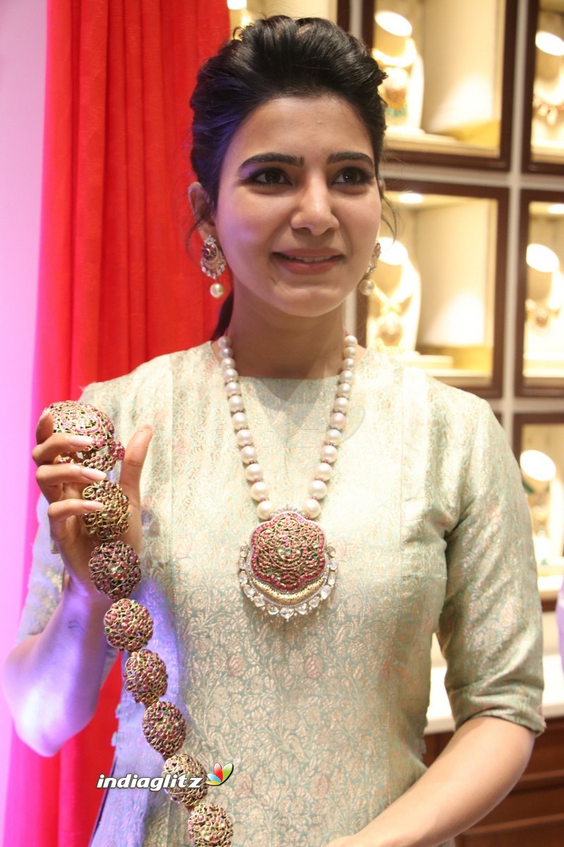 Samantha at Launch of NAC Jewelles Antique Exhibition