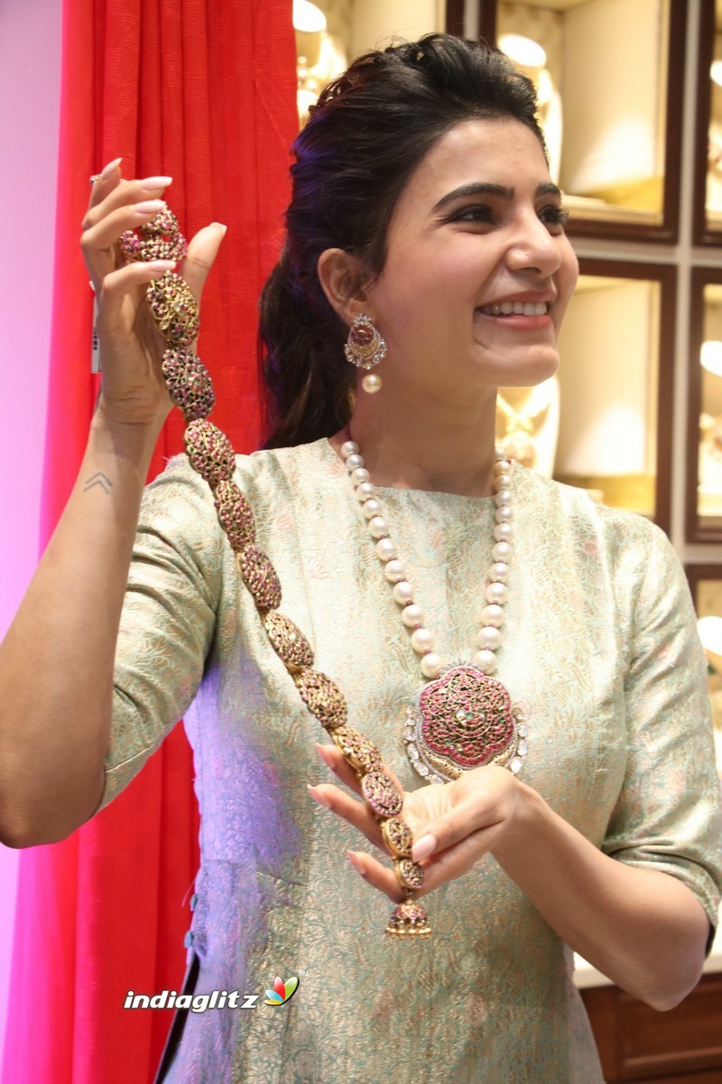 Samantha at Launch of NAC Jewelles Antique Exhibition