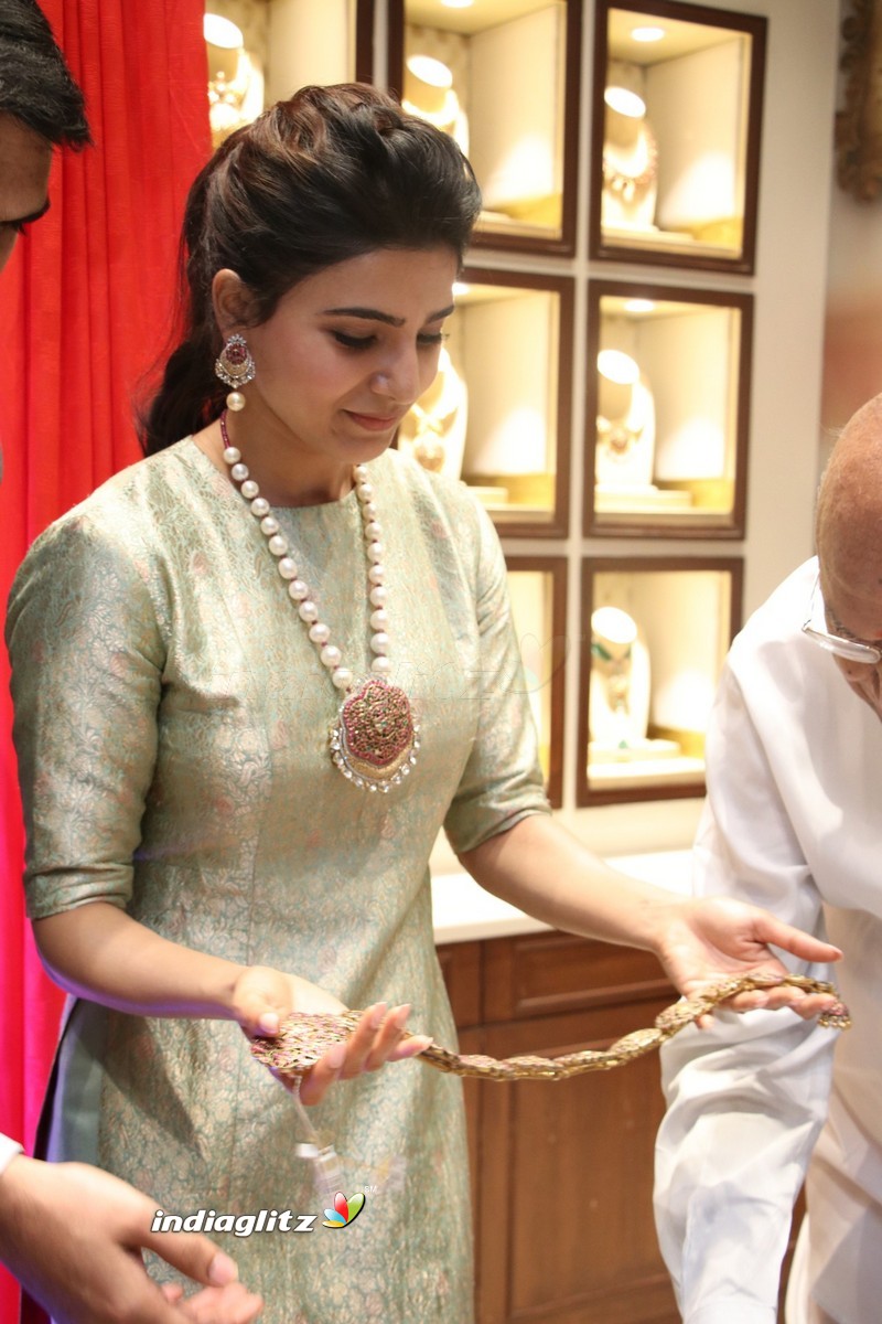 Samantha at Launch of NAC Jewelles Antique Exhibition