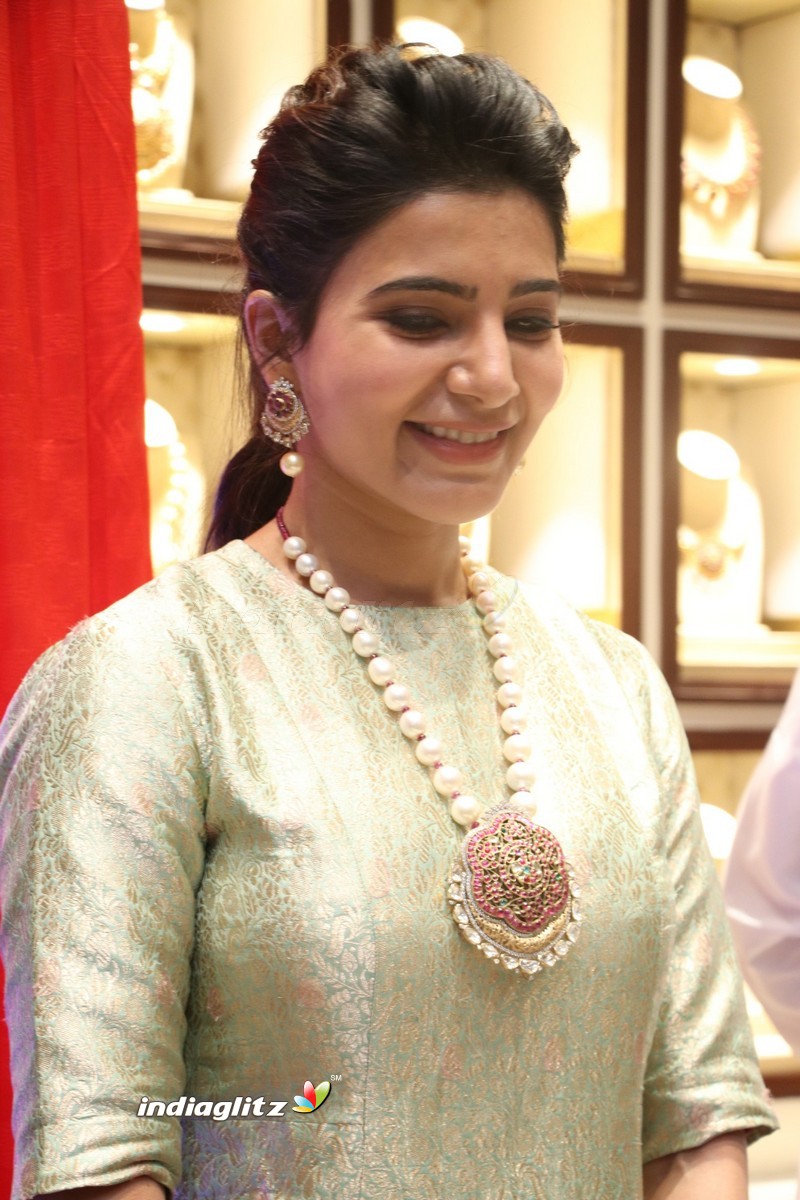 Samantha at Launch of NAC Jewelles Antique Exhibition