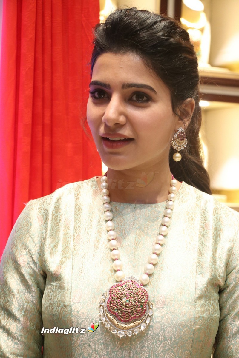 Samantha at Launch of NAC Jewelles Antique Exhibition