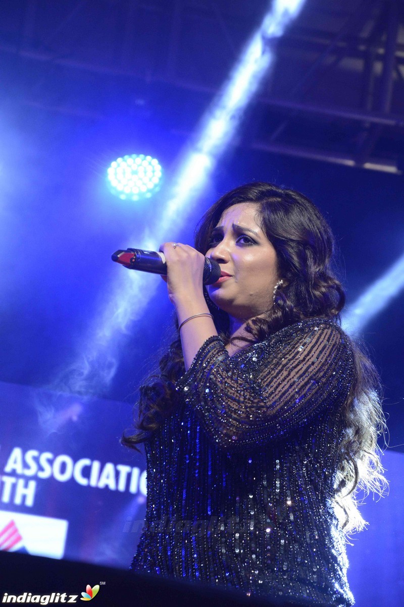 Shreya Ghoshal Paying Tribute to Lata Mangeskar