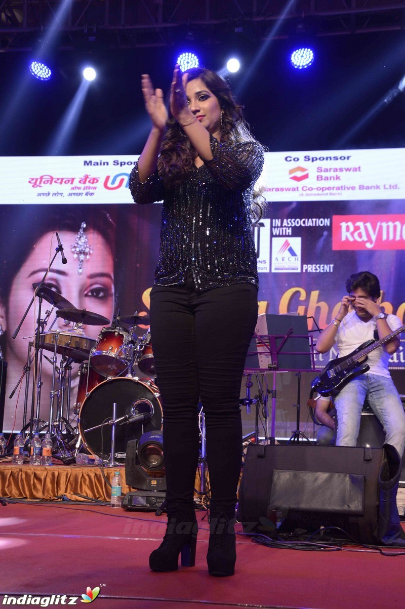 Shreya Ghoshal Paying Tribute to Lata Mangeskar