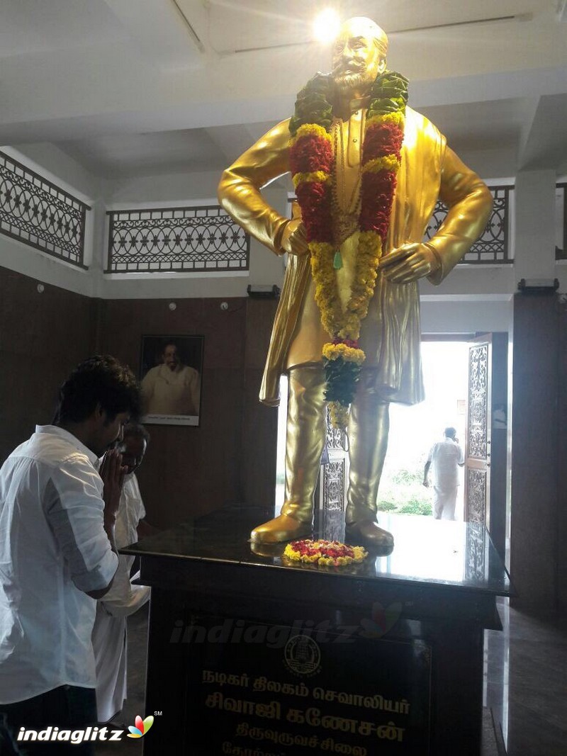 Sivakarthikeyan pays homage to Nadigar Thilagam Sivaji Ganesan memorial