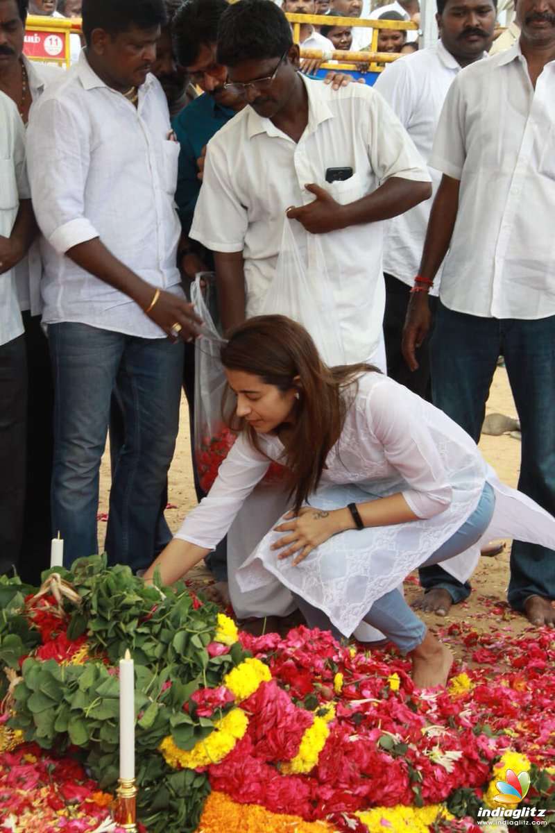 Trisha's Visit to Karunanidhi Samadhi