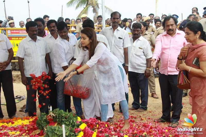 Trisha's Visit to Karunanidhi Samadhi