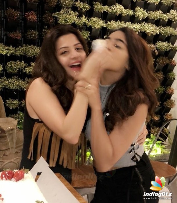 Vedhika Birthday Celebration at Kanchana 3 Shooting Spot